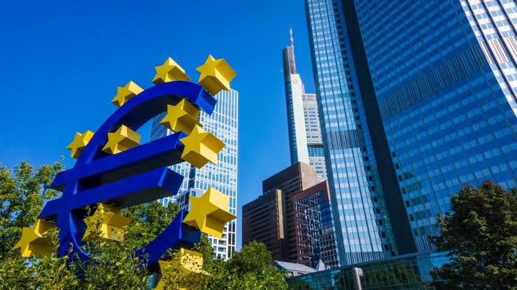 ECB gebouw met euro-sculptuur